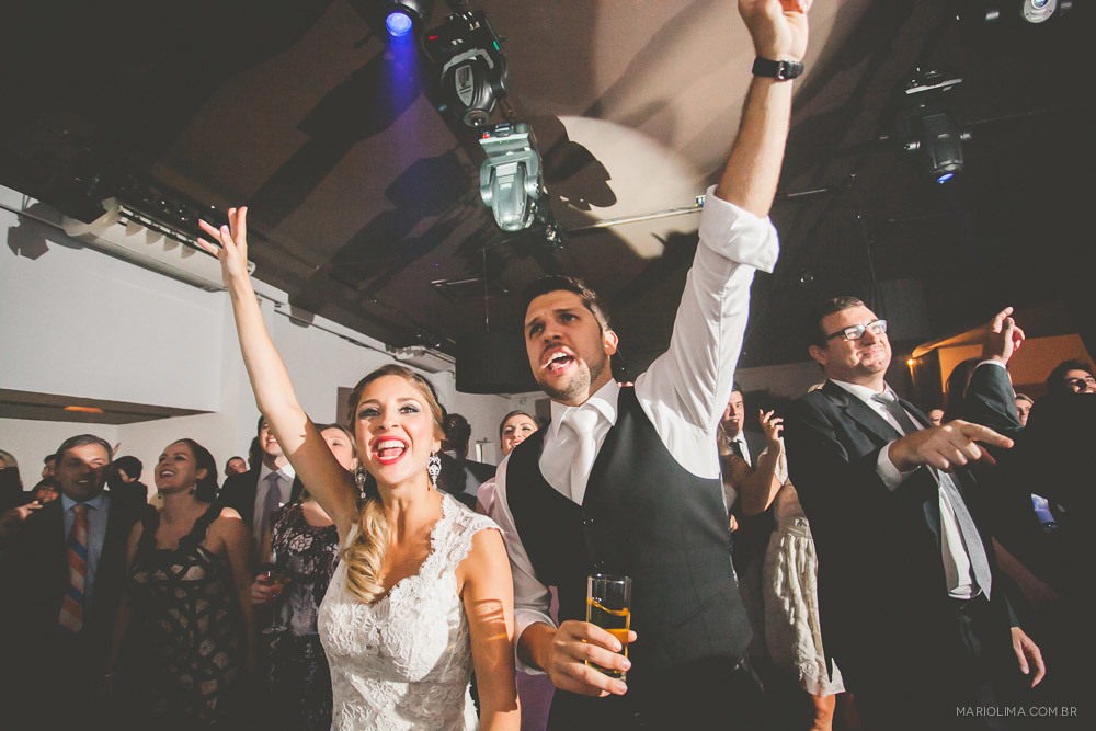 Noivos bebendo em festa de casamento na Traffô Eventos