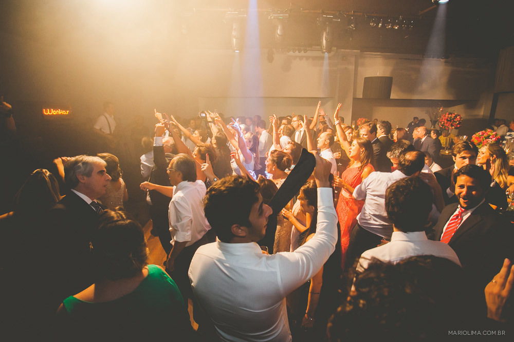 Convidados cantando com a Banda Wonka em Traffô Eventos