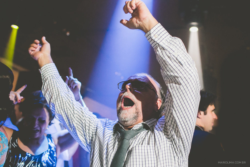 Padrinho dançando em festa de casamento na Traffô Eventos