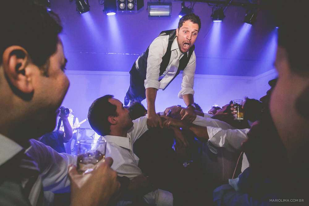 Noivo sendo carregado em festa de casamento na Traffô Eventos