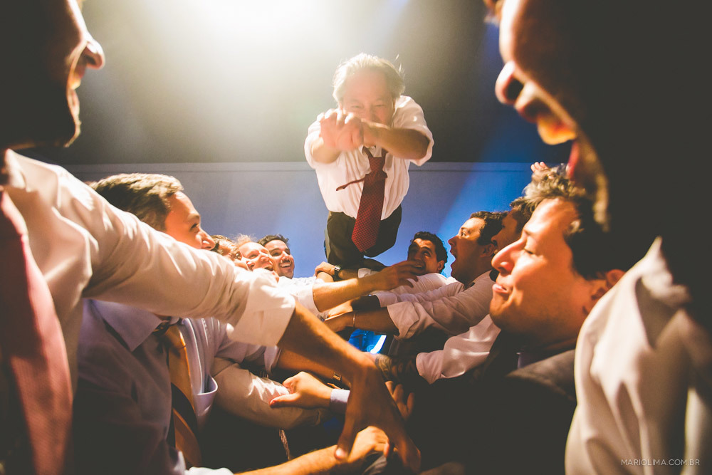 Noivo se jogando em festa de casamento na Traffô Eventos
