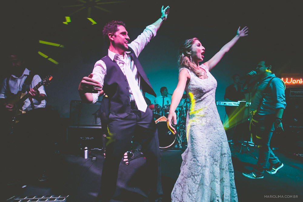 Noivos dançando no palco em festa de casamento na Traffô Eventos