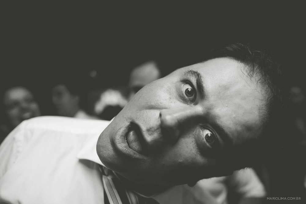 Fotografia de padrinho com a boca aberta em festa de casamento na Traffô Eventos