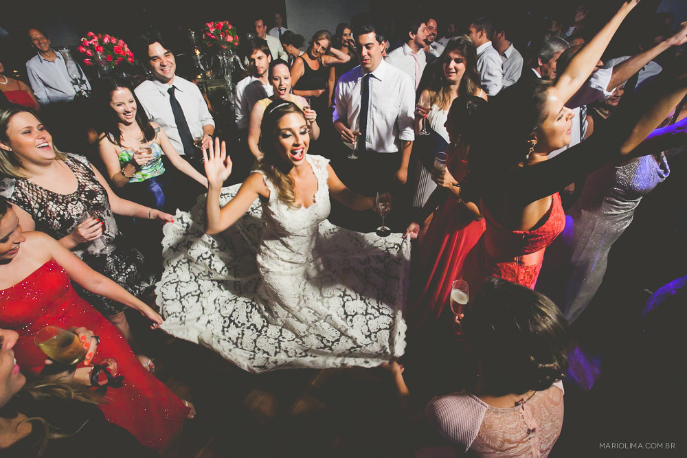 Madrinhas dançando com noiva em festa de casamento na Traffô Eventos