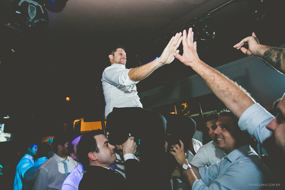 Noivo sendo levantado pelos amigos em festa de casamento na Traffô Eventos