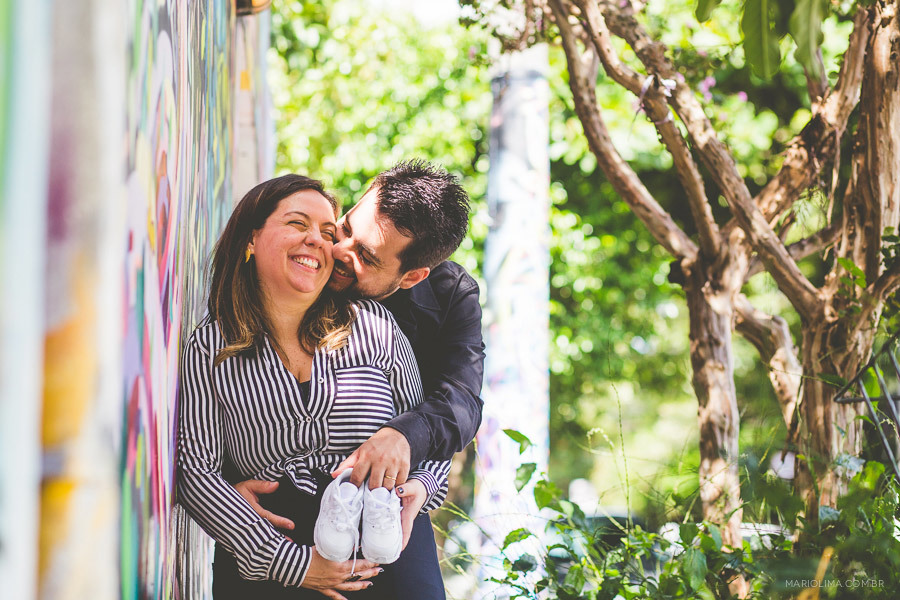Fotografia de pai com a mao na barriga da mãe em Beco do Batman