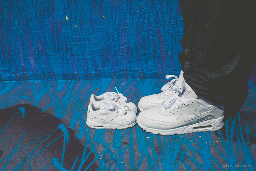 Retrato de pé do pai e sapatinho do filho em Beco do Batman