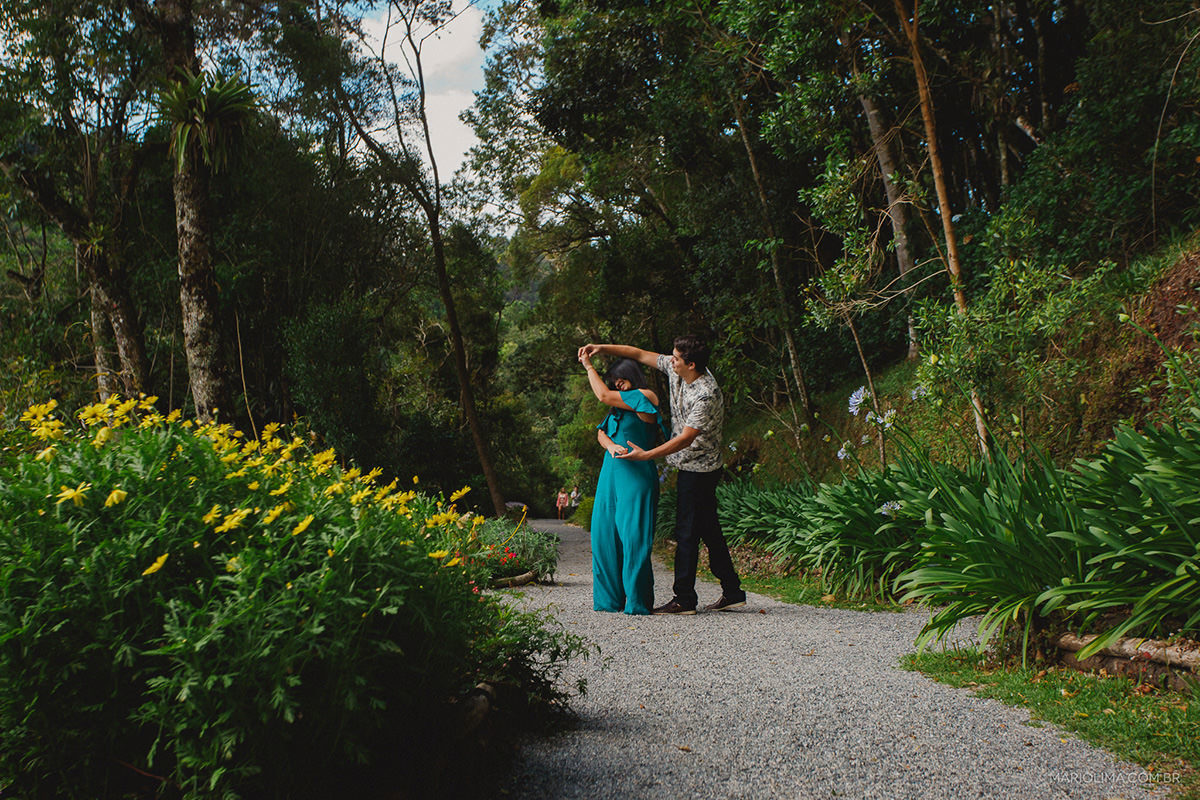 retrato dos noivos dançando no ensaio pre casamento 