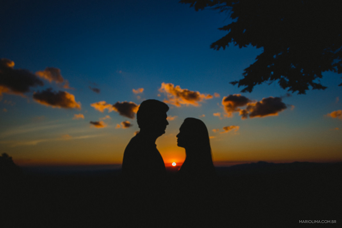 Foto de silhueta dos noivos no ensaio pre casamento em campos do jordão