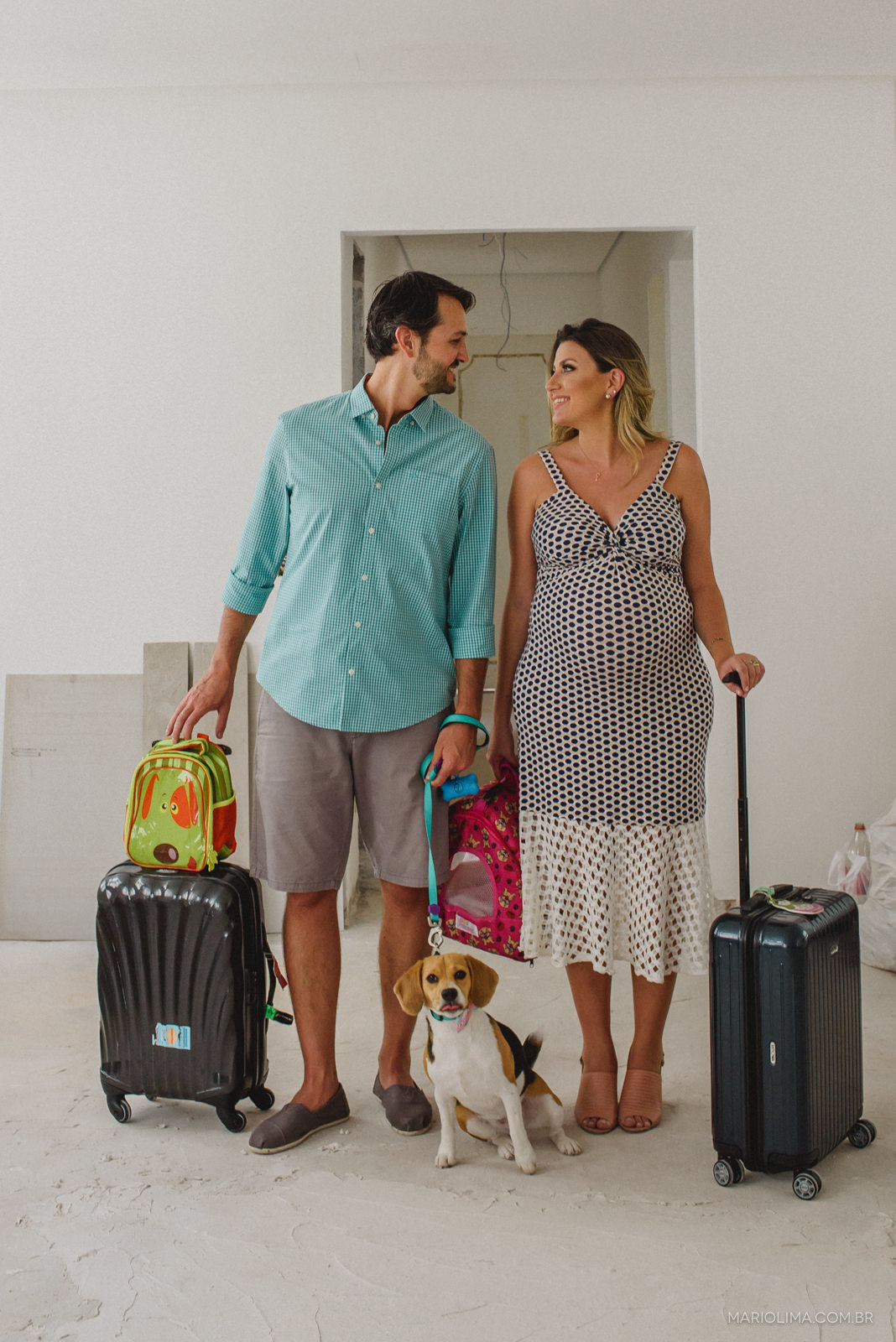 retrato de casal com malas de viajem 