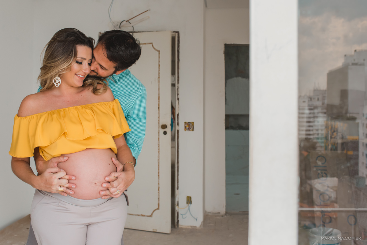 foto de ensaio de gestante na obra da futura casa