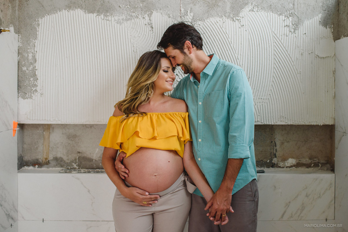 retrato de casal na obra do futuro apartamento
