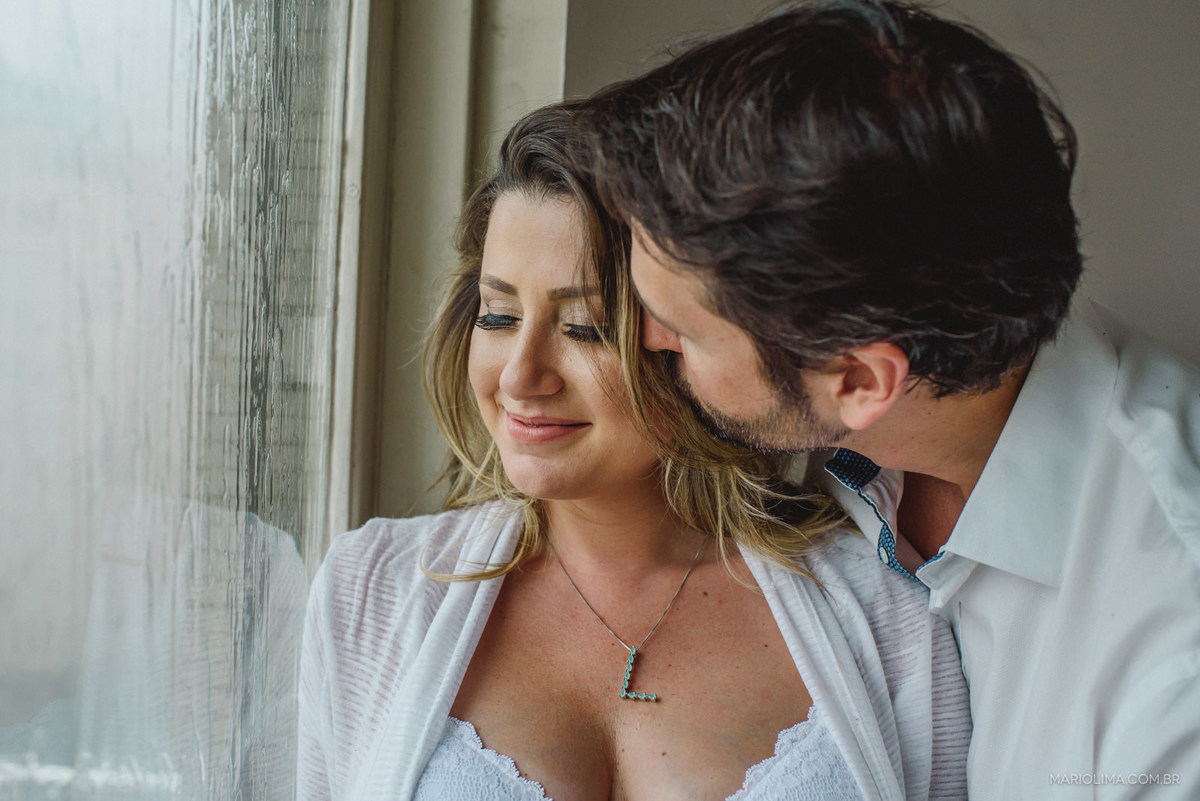 retrato de casal: marido beijando a esposa no rosto