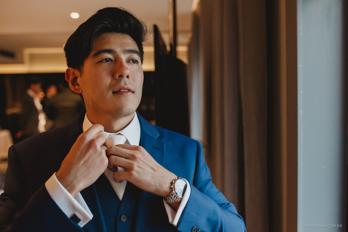 noivo arrumando a gravata no making of no hotel pullman