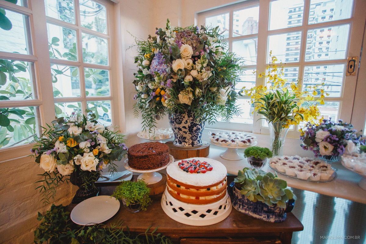 mesa do bolo com decoração RRomero, Doces da Atelie Mariza e Bolo Las Chicas no mini wedding no studio carlota 