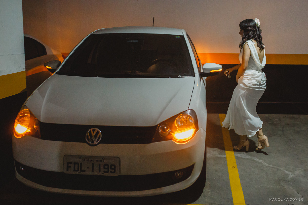 noiva entrando no carro para ir ao casamento 