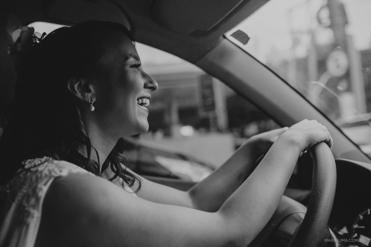noiva dirigindo até o casamento no studio carlota 