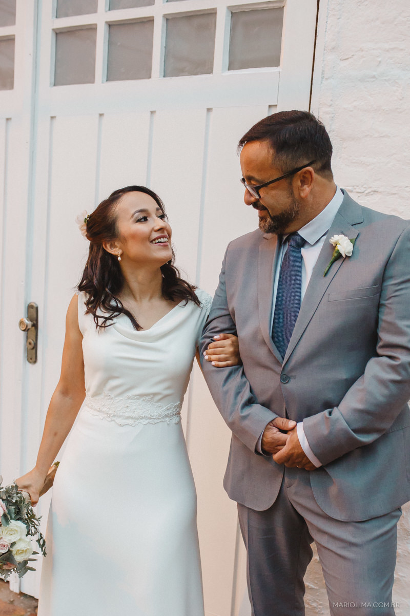 pai olhando a filha noiva antes da cerimonia no studio carlota 