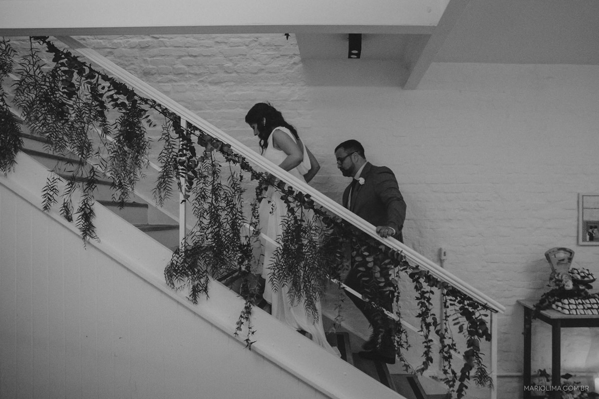 pai e  noiva subindo as escadas para  cerimonia no studio carlota 