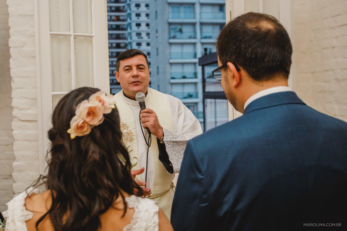 Padre Sergio Velazques celebrando o casamento no studio carlota