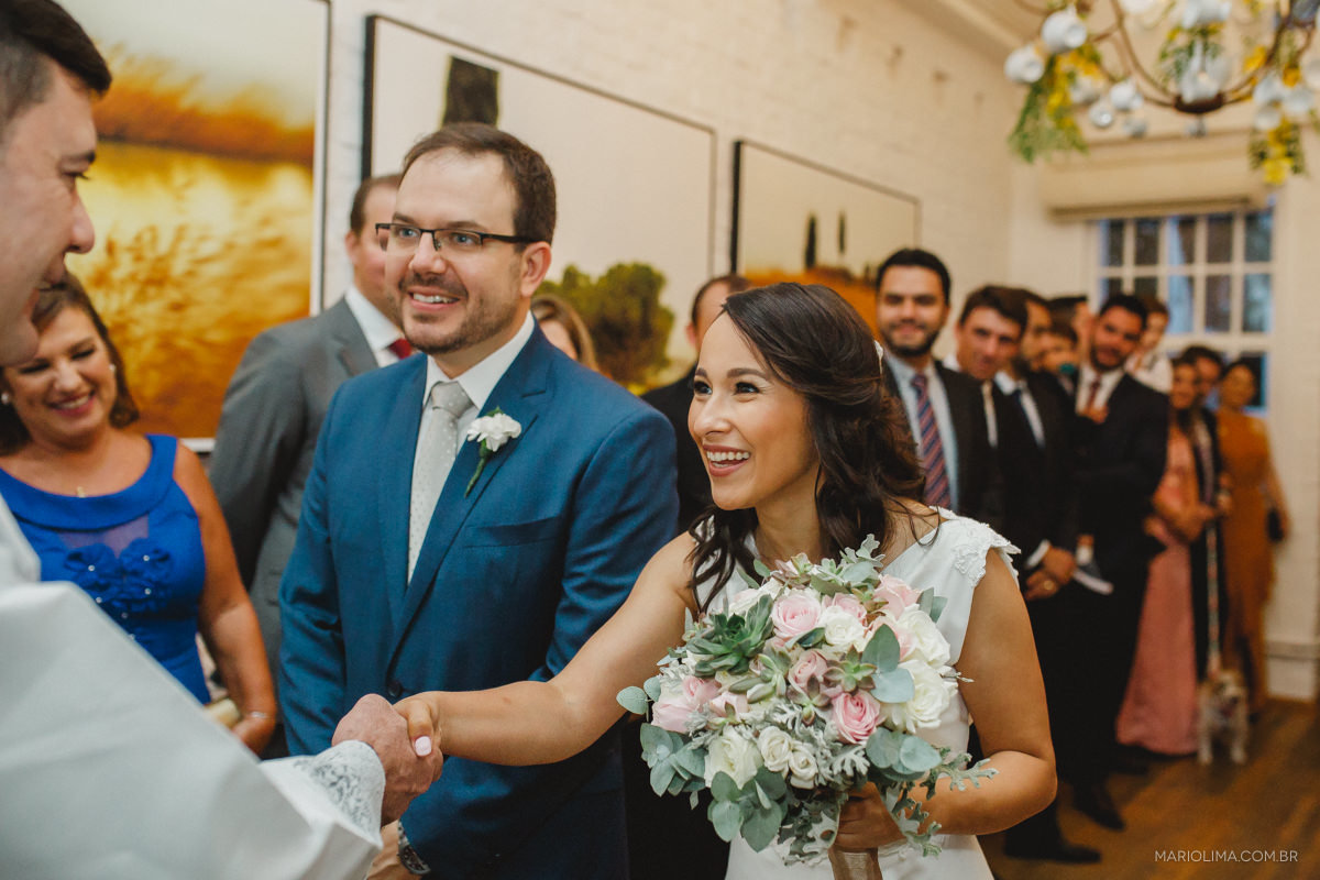 Padre Sergio Velazques cumprimentando os noivos em casamento no studio carlota