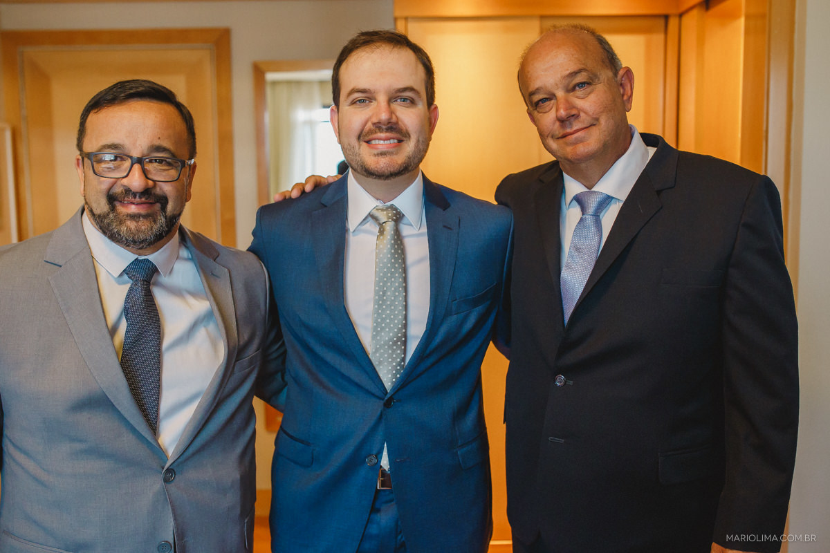 Retrato do noivo com o pai e o sogro com terno brooksfield no trip hotel 