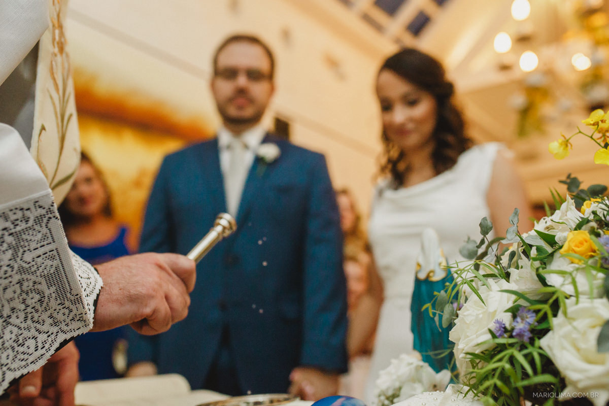 Padre Sergio Velazques abençoando as alianças em mini wedding  no studio carlota