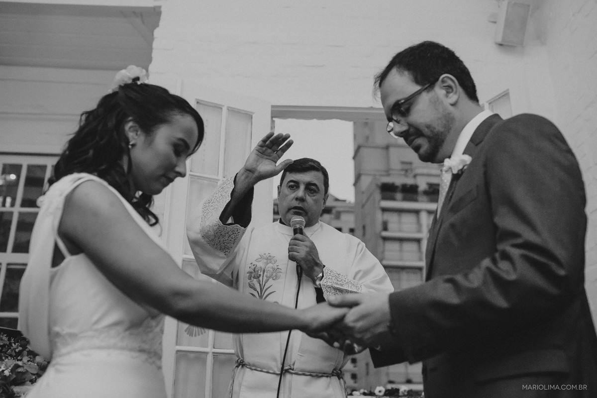 Padre Sergio Velazques abençoando os noivos no studio carlota