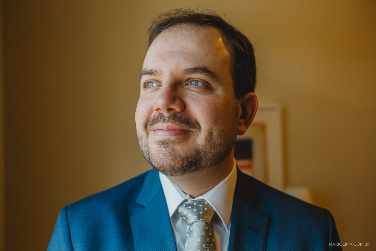 Retrato do noivo com terno brooksfield no trip hotel 