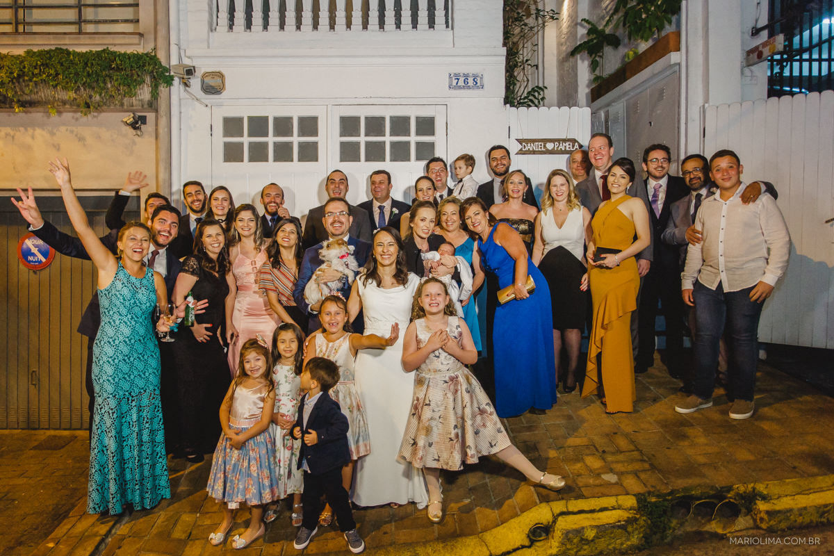 todos os convidados do mini wedding em frente ao studio carlota 