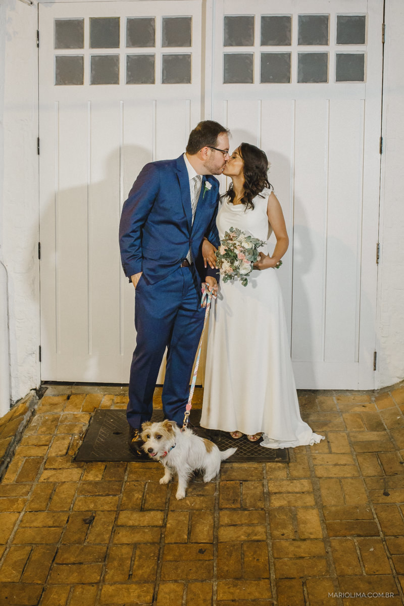 retrato dos noivos em frente ao studio carlota com a cachorra Olivia
