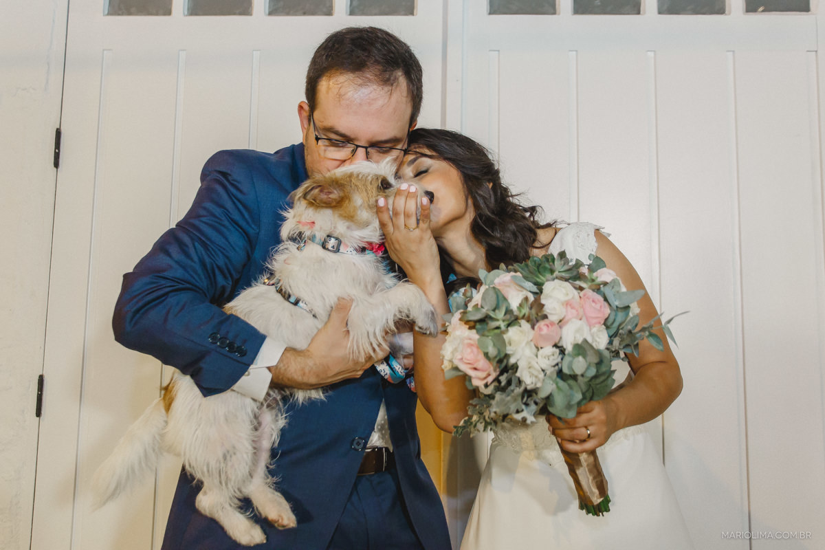 retrato dos noivos beijando o cachorro jack russell a entrada do studio carlota 
