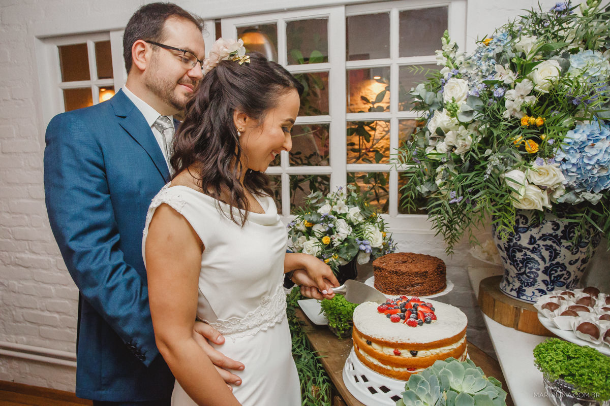 noivos cortando o bolo da Las Chicas no casamento no studio carlota