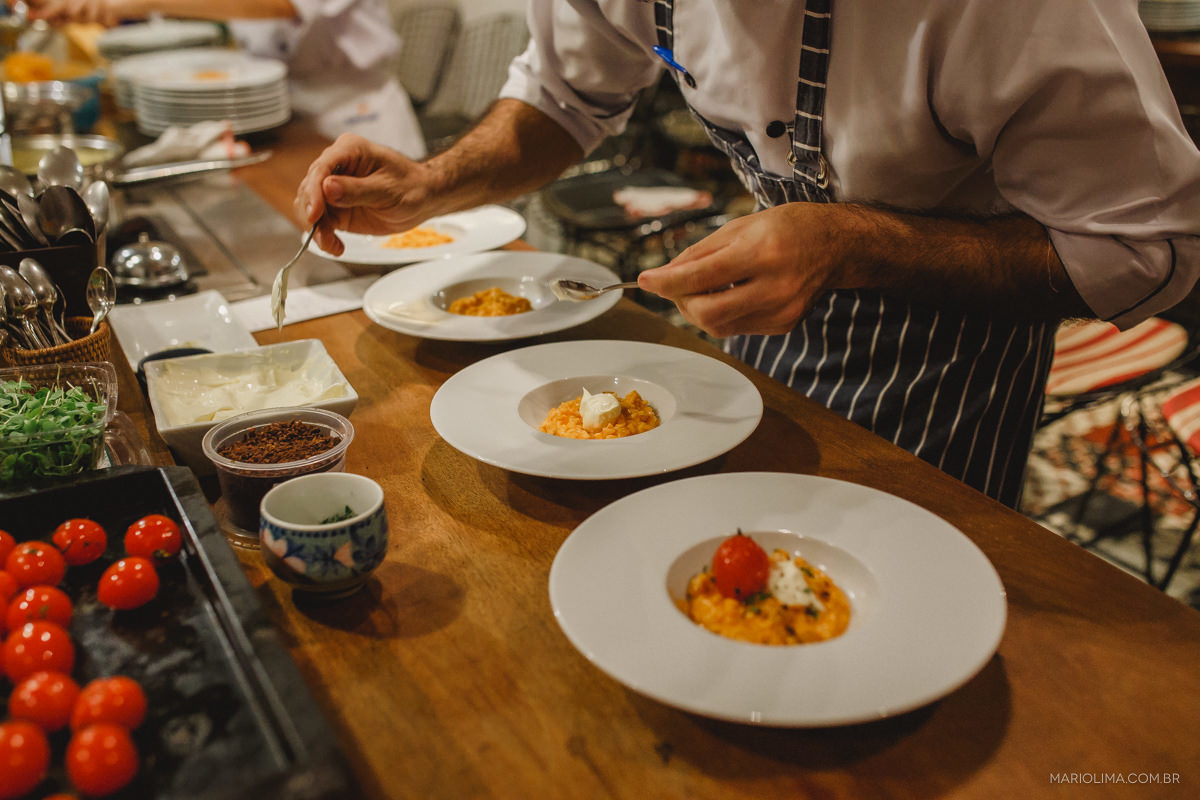 chef empratando a comida no studio carlota 