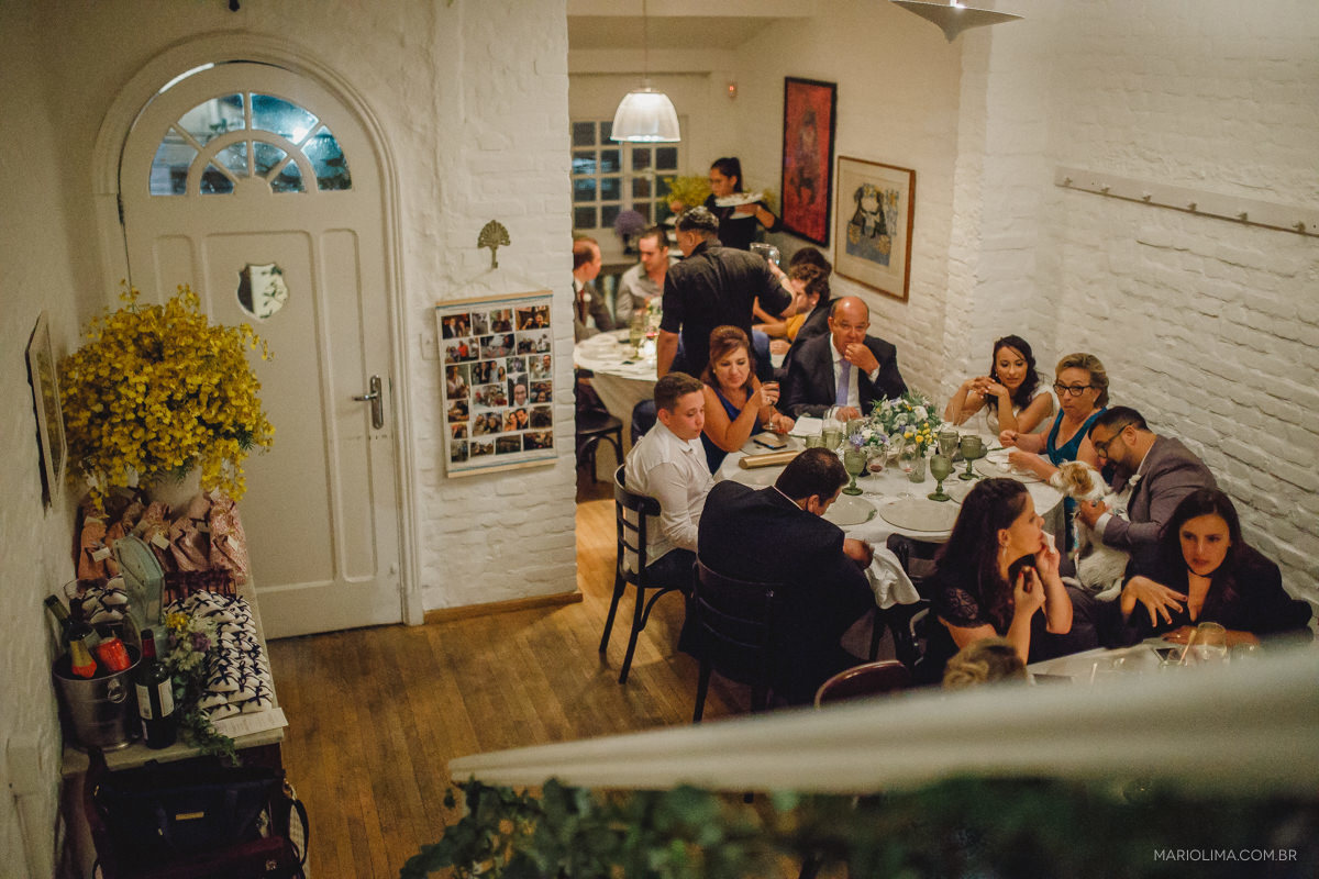 convidados conversando no casamento no studio carlota 