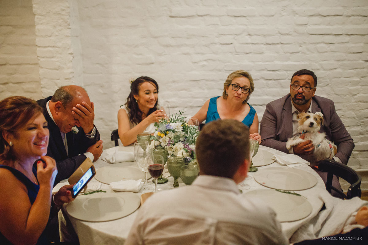 noivos e convidados conversando no casamento no studio carlota 