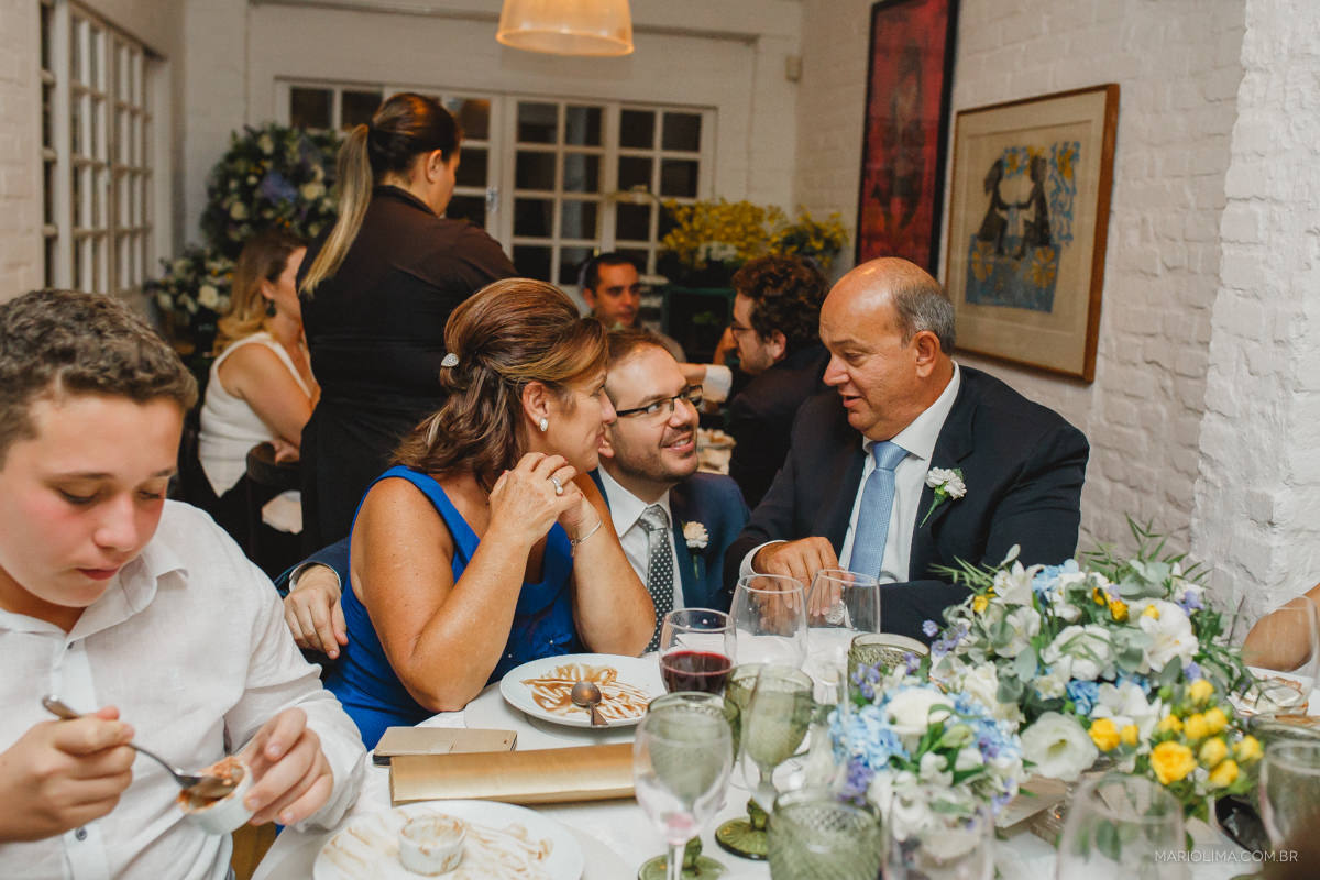 noivos e convidados conversando no casamento no studio carlota 