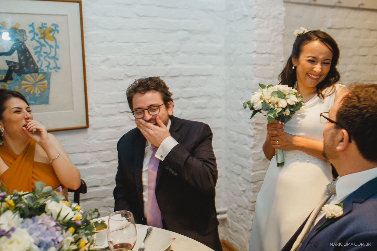 noivos e convidados conversando no casamento no studio carlota 