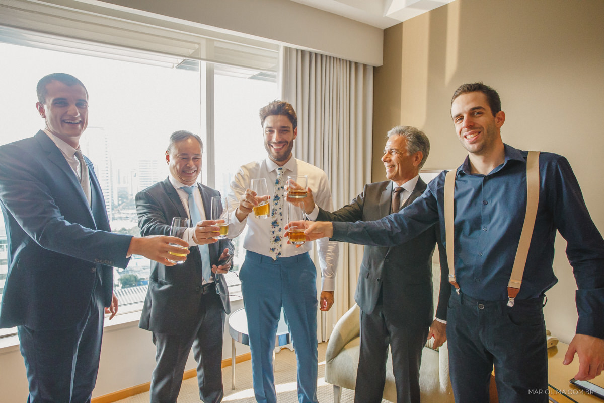 brinde do noivo com os pais e padrinhos no making of no grand hyatt