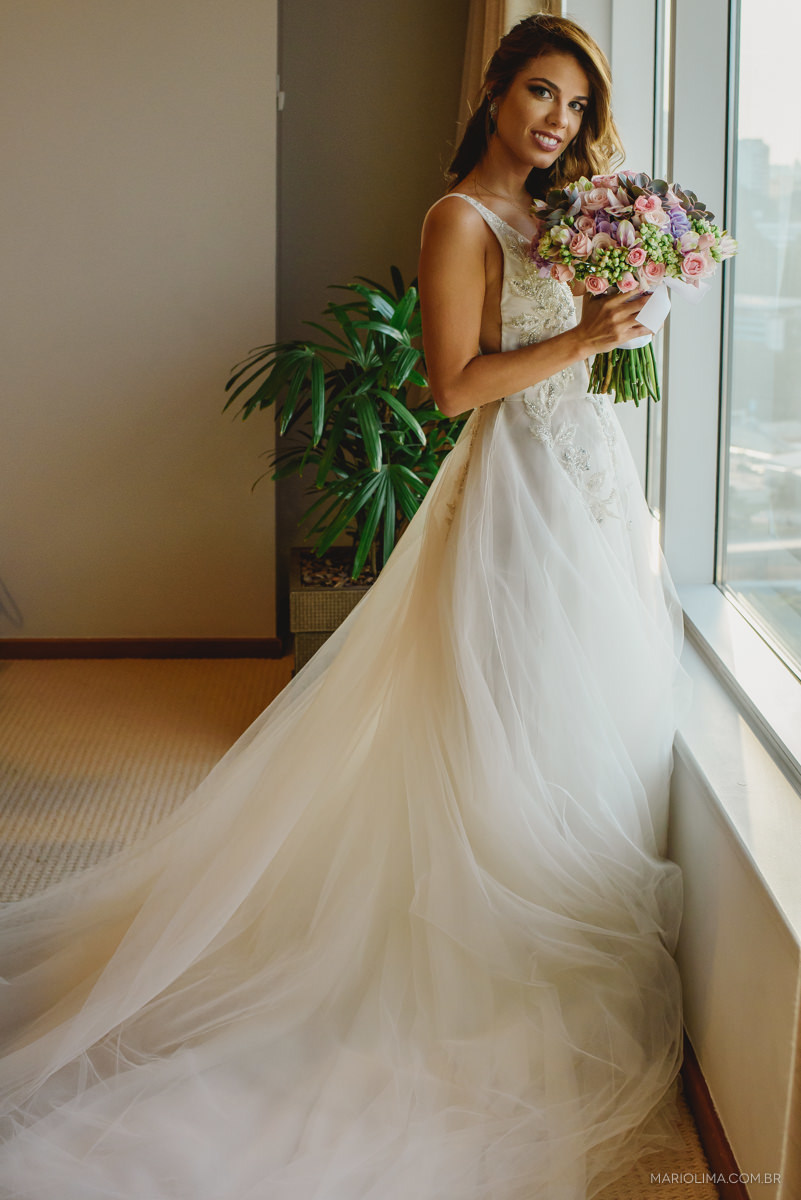 noiva mama maluf com vestido fethie e bouquet flor e arte eventos