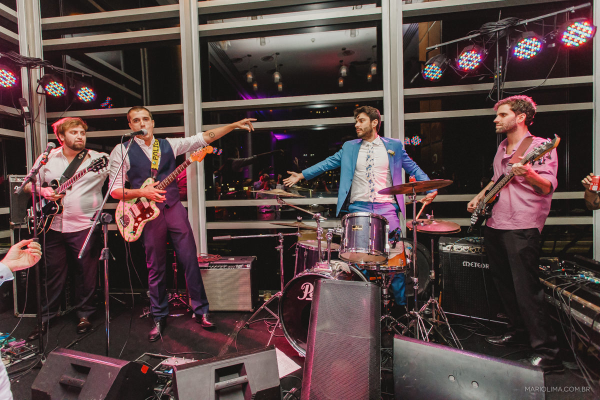 Noivo tocando bateria na festa de casamento no hyatt