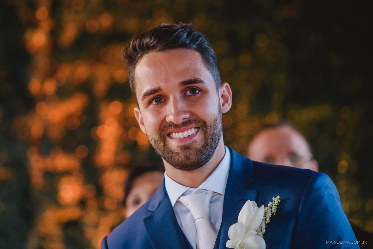 noivo vendo a noiva na entrada 