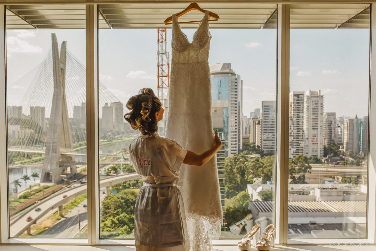 retrato da noiva  com vestido trinita na janela do grand hyatt são paulo