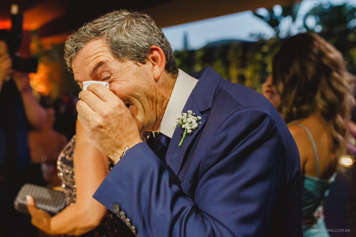 pai da noiva emocionado na cerimonia de casamento casa aragon