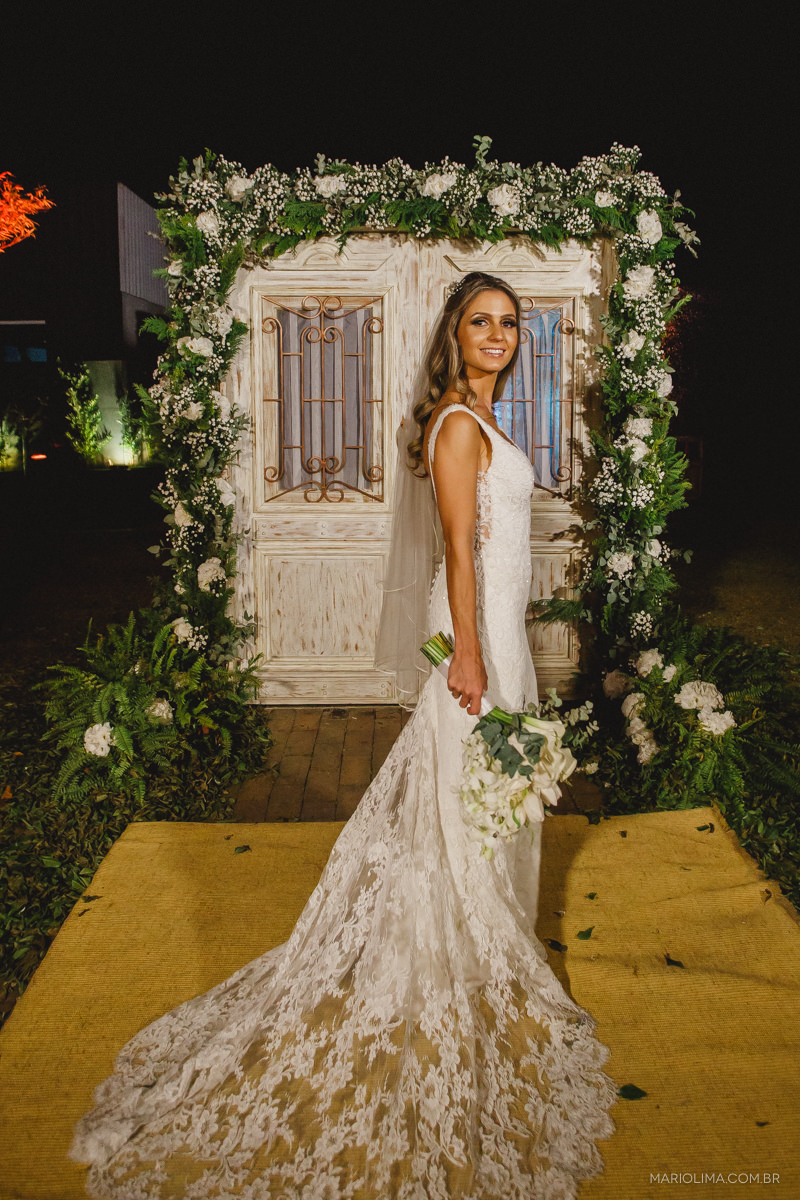 retrato da noiva em frente a porta com decoração beta lucca