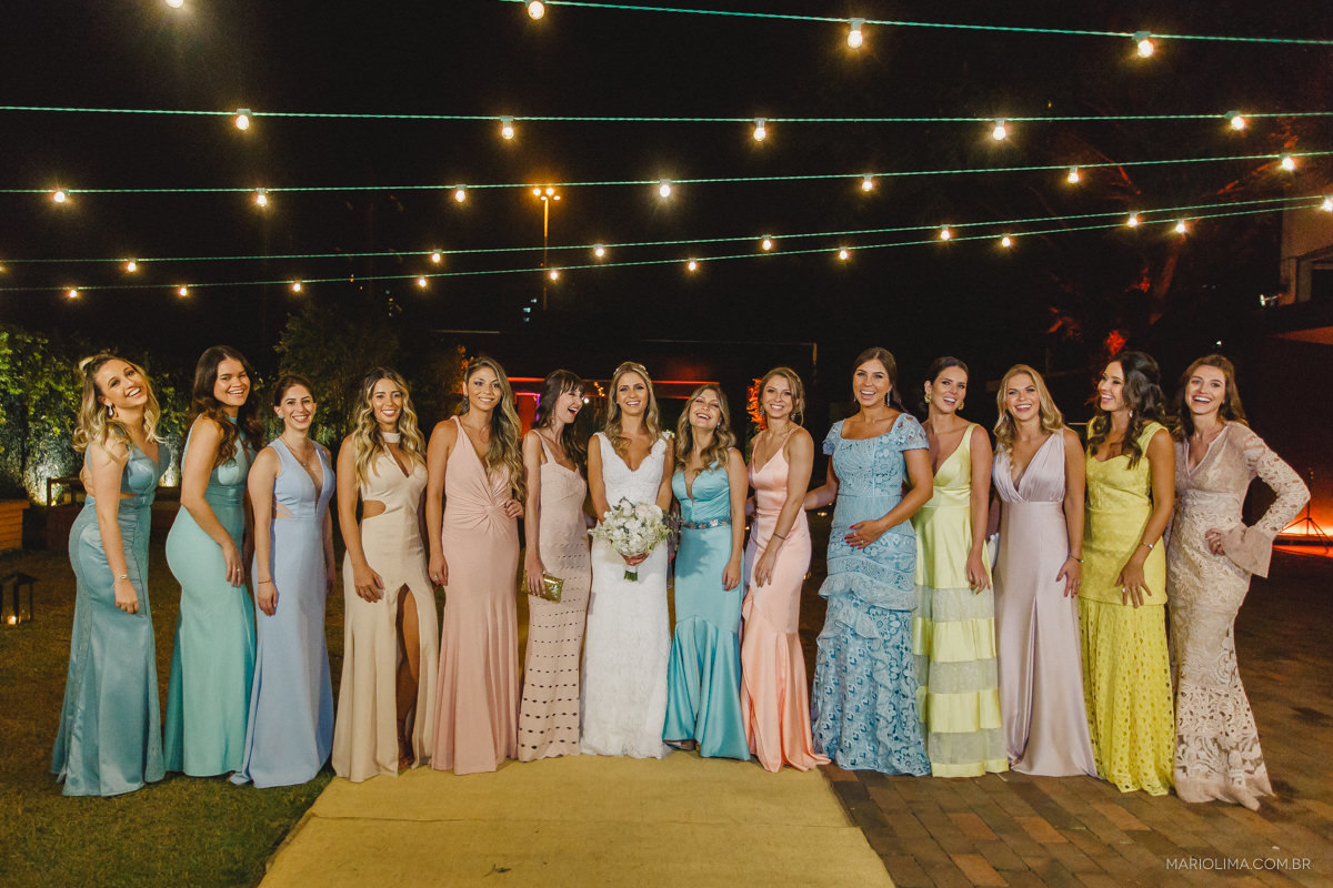 foto protocolar da noiva com as madrinhas na casa aragon