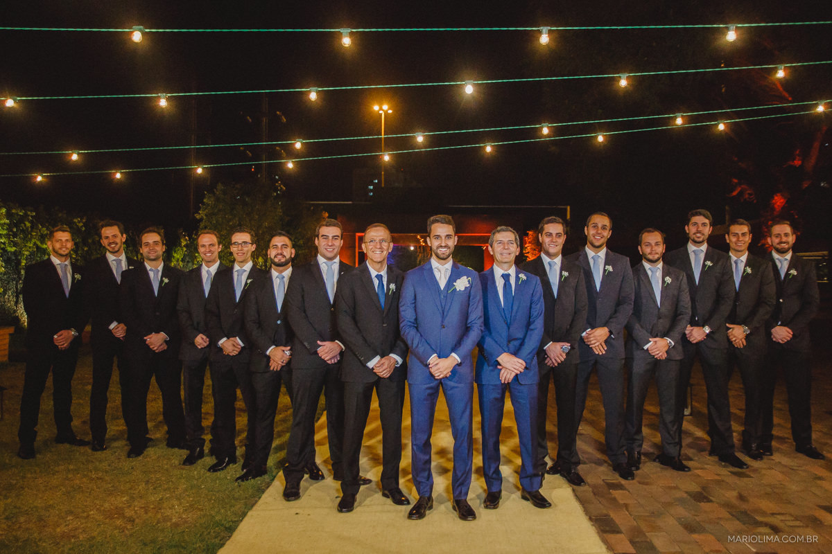 foto protocolar do noivo com os padrinhos na casa aragon