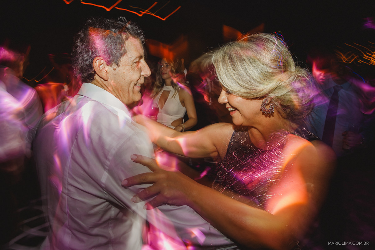 pais da noiva dançando na pista da casa aragon