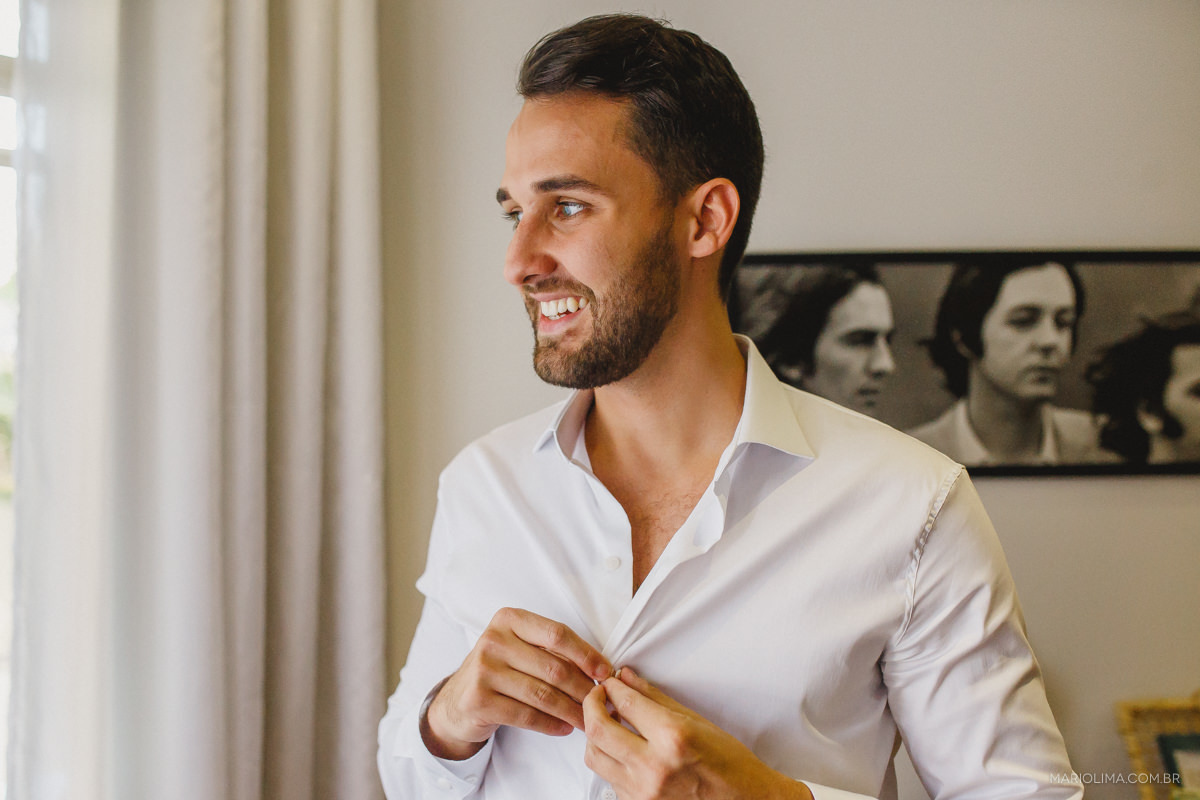 noivo arrumando a camisa no making of do noivo
