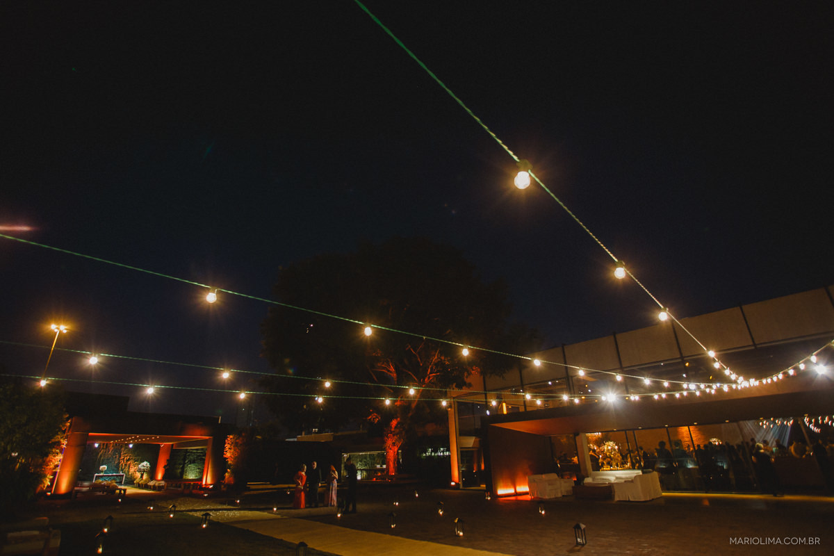 cordão de luz no final da festa na casa aragon